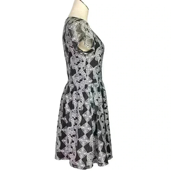 Doe & Rae Dress Women M Black White Geometric Lace Short Sleeve Retro Modcloth - Picture 4 of 8